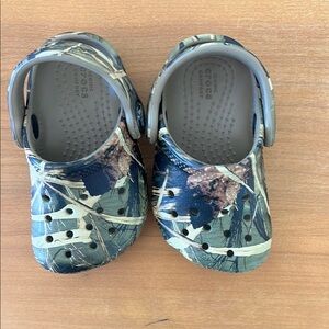 CROCS Kids Water Shoes - Green and Brown Camo